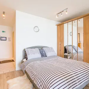 Appartement Luxueuze Vakantiestudio Met Zeezicht En Terras In 